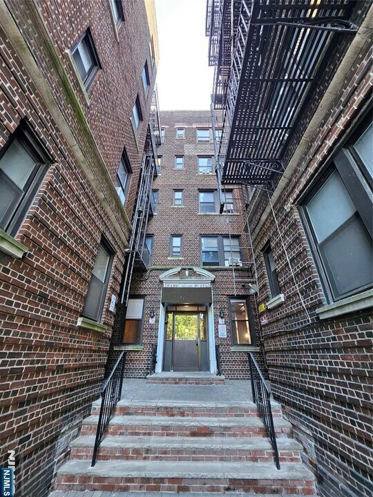 435 79th St in North Bergen, NJ - Building Photo