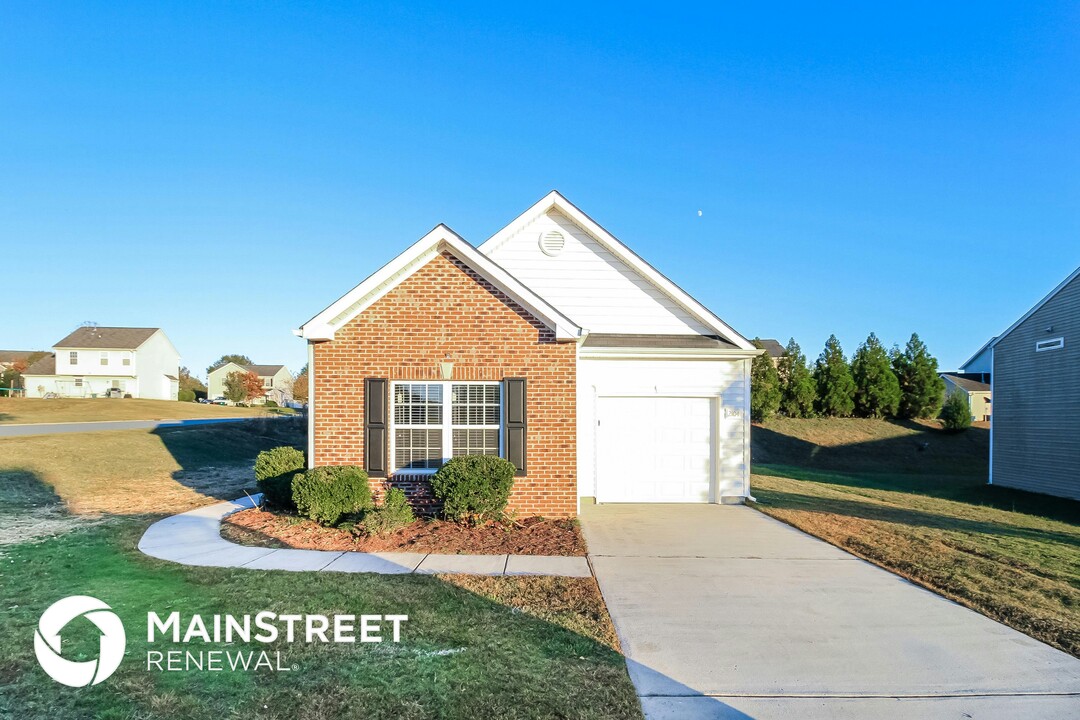 2104 Lauren Woods Dr in Winston-Salem, NC - Foto de edificio