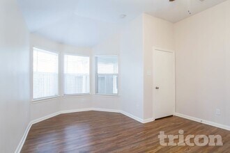 810 Forest Hillside Ln in Houston, TX - Foto de edificio - Building Photo