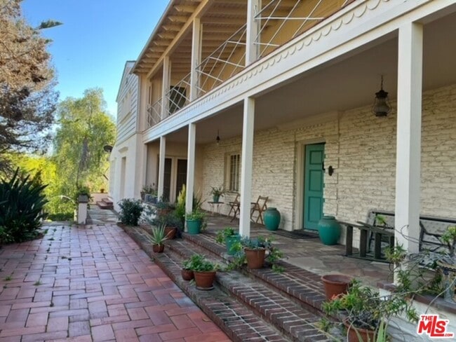 541 Comstock Ave in Los Angeles, CA - Building Photo - Building Photo