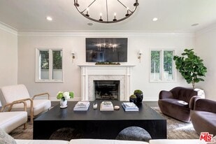 1154 N Wetherly Dr in Los Angeles, CA - Building Photo