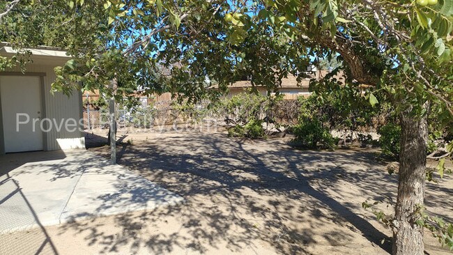16248 Yucca St-Unit -Unit B in Hesperia, CA - Foto de edificio - Building Photo