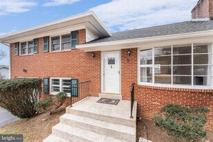 12 Earlybird Ave in Round Hill, VA - Building Photo