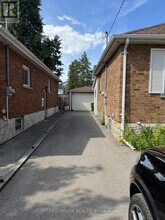 22 Birchlea Ave in Toronto, ON - Building Photo - Building Photo