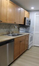 210 Lakeview Dr in Weston, FL - Building Photo - Building Photo