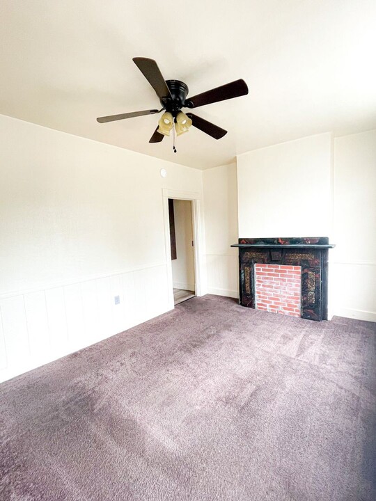 709-711 Industry St, Unit 709 Industry St. Apt. 1 in Pittsburgh, PA - Foto de edificio