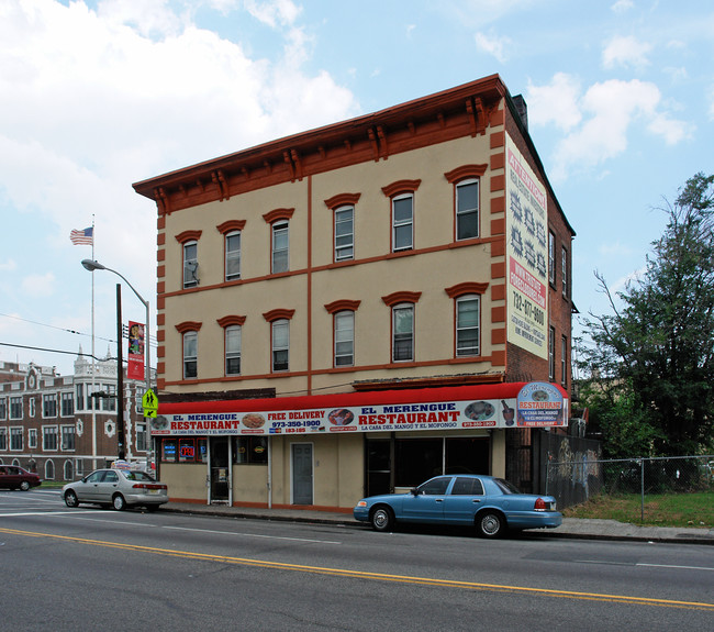 183-185 Broadway in Newark, NJ - Foto de edificio - Building Photo