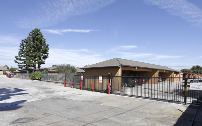 College Village Apartments in Placentia, CA - Foto de edificio - Building Photo