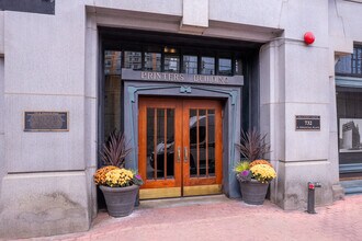Polk Street Station in Chicago, IL - Foto de edificio - Building Photo