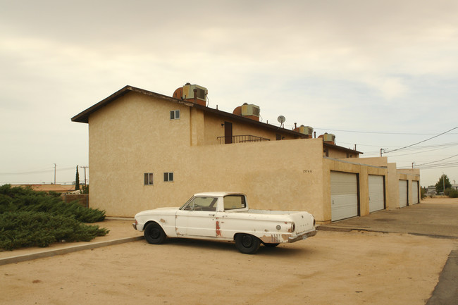 15746 Sequoia Ave in Hesperia, CA - Foto de edificio - Building Photo