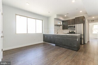 917 N 15th St in Philadelphia, PA - Building Photo - Building Photo