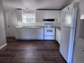 934 Queenswood St in Montgomery, TX - Foto de edificio - Building Photo