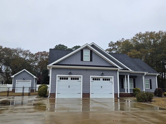 104 Pioneer Trails Dr in Seven Springs, NC - Building Photo - Building Photo