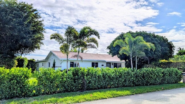 8416 Pine Tree Ln in West Palm Beach, FL - Building Photo - Building Photo
