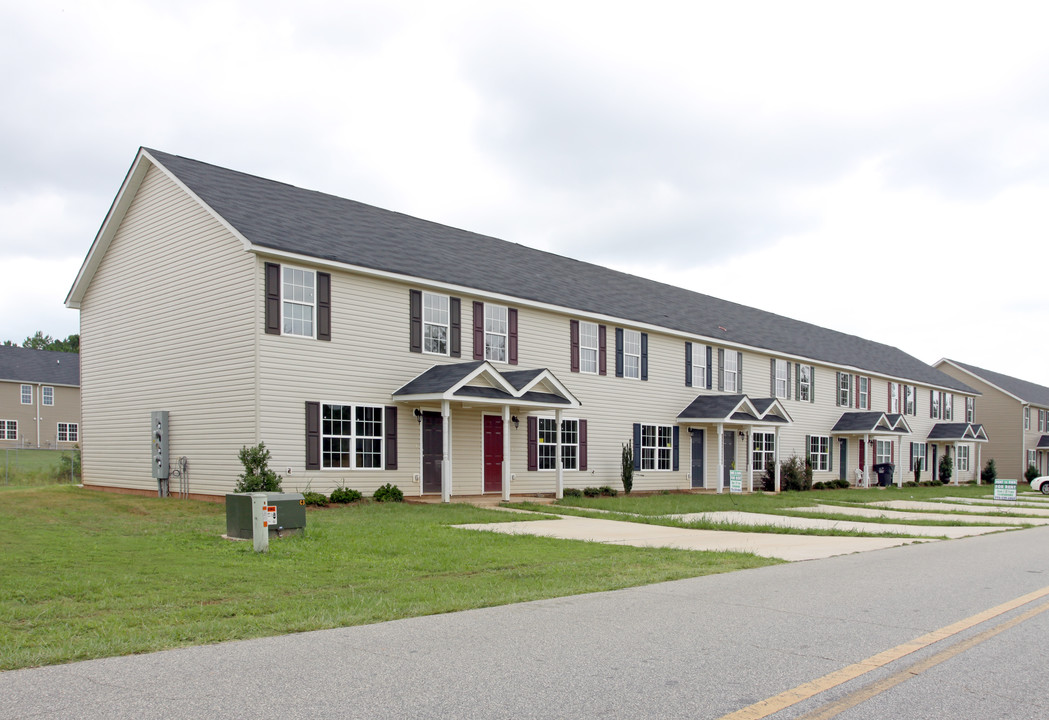 Viewpoint Villas - Townhomes in Jackson, GA - Building Photo