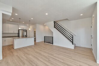 145 E Verdon Ct in Sandy, UT - Foto de edificio - Building Photo