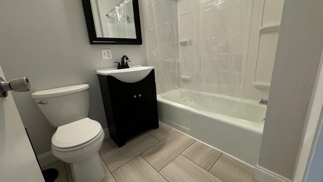 6 Hisgen Ave, Unit 8 in Easthampton, MA - Foto de edificio - Building Photo