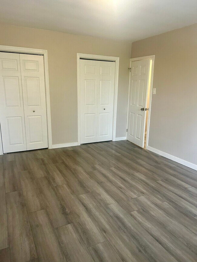 2 BED - 1 BATH - BURLINGTON - FREEHOLD TOWNHOUSE in Burlington, ON - Building Photo - Building Photo