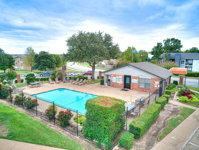 Chisholm Trail Townhomes in Fort Worth, TX - Foto de edificio - Building Photo