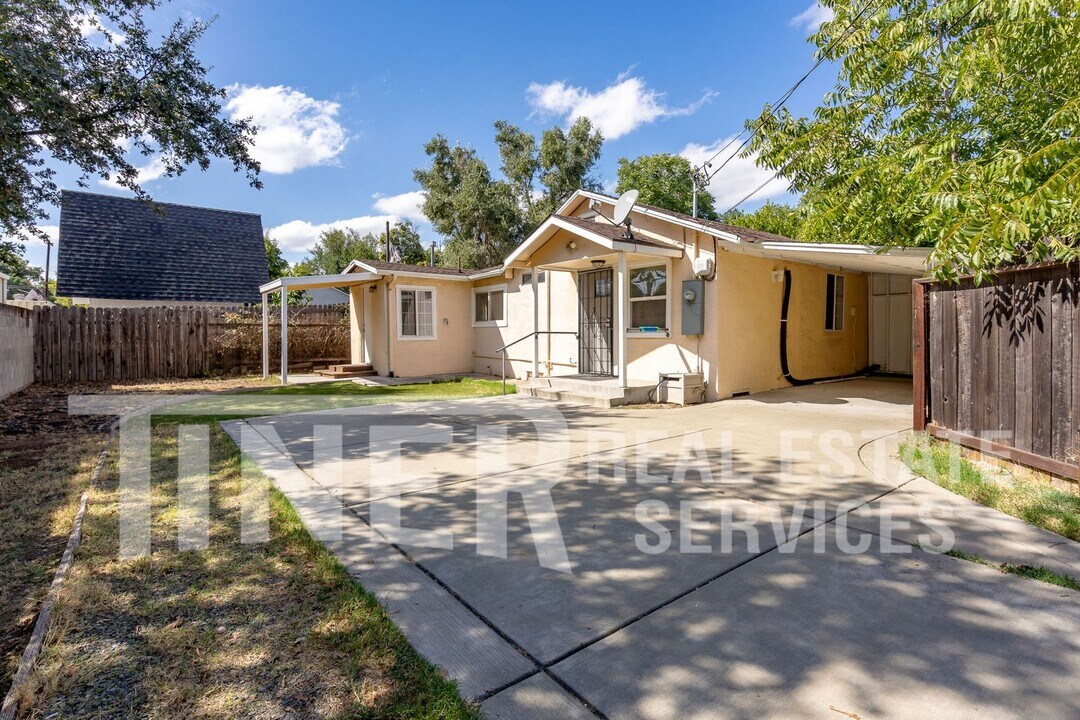 111 Elm St in Roseville, CA - Building Photo