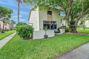 185 Cypress Way E in Naples, FL - Building Photo
