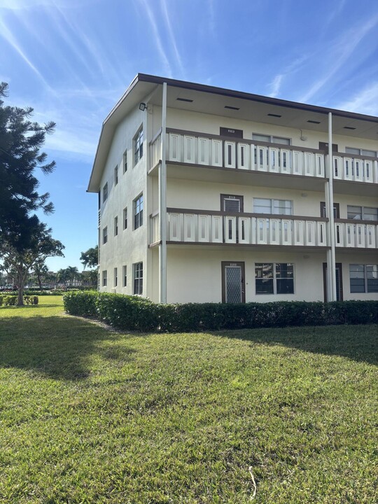 211 Mansfield F in Boca Raton, FL - Foto de edificio