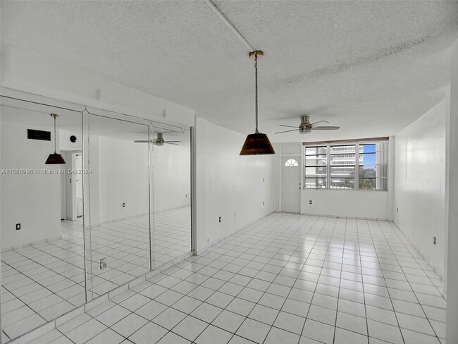 245 18th St, Unit 704 in Miami Beach, FL - Building Photo - Building Photo