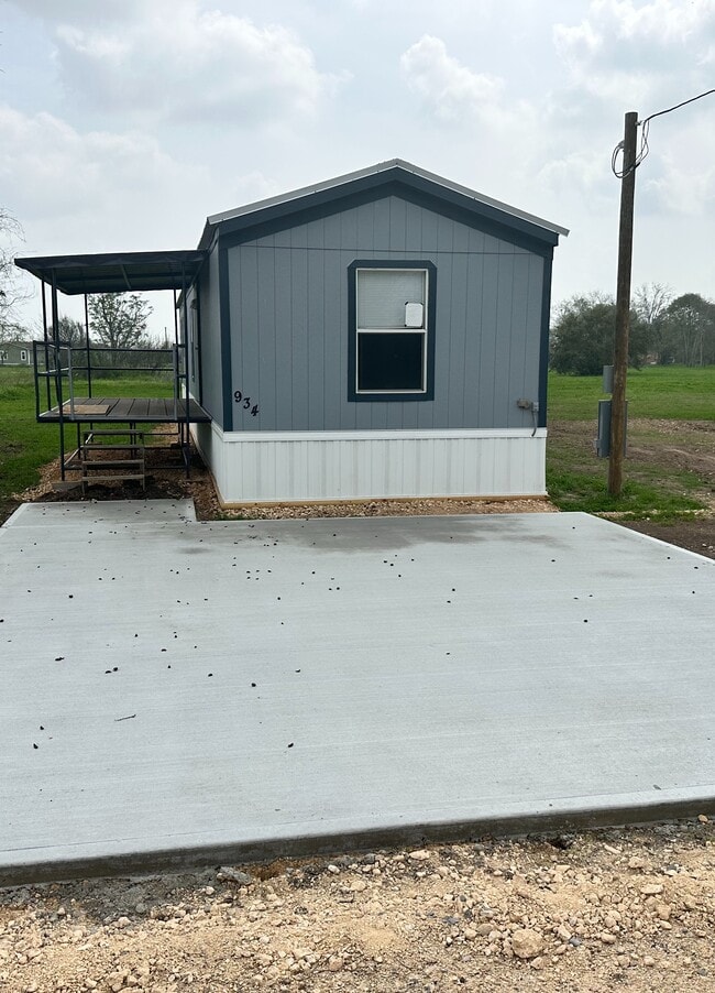 property at 934 N Lake Ave