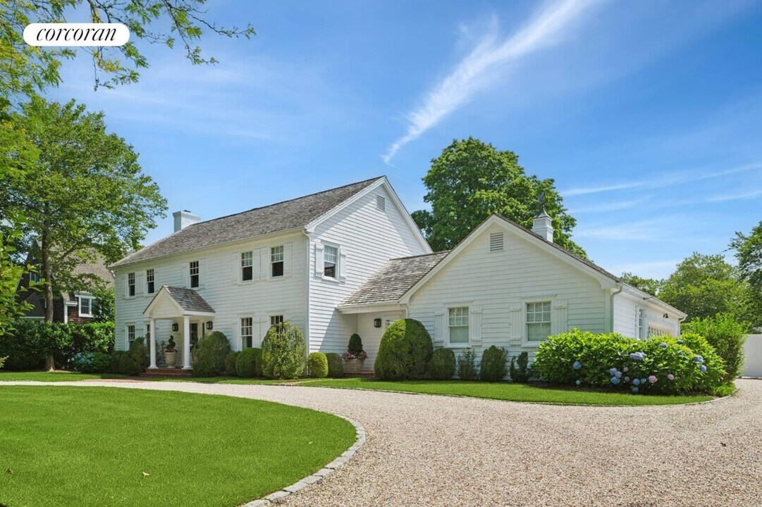 121 Harvest Ln in Southampton, NY - Building Photo