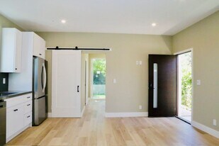 729 Center St in Costa Mesa, CA - Building Photo