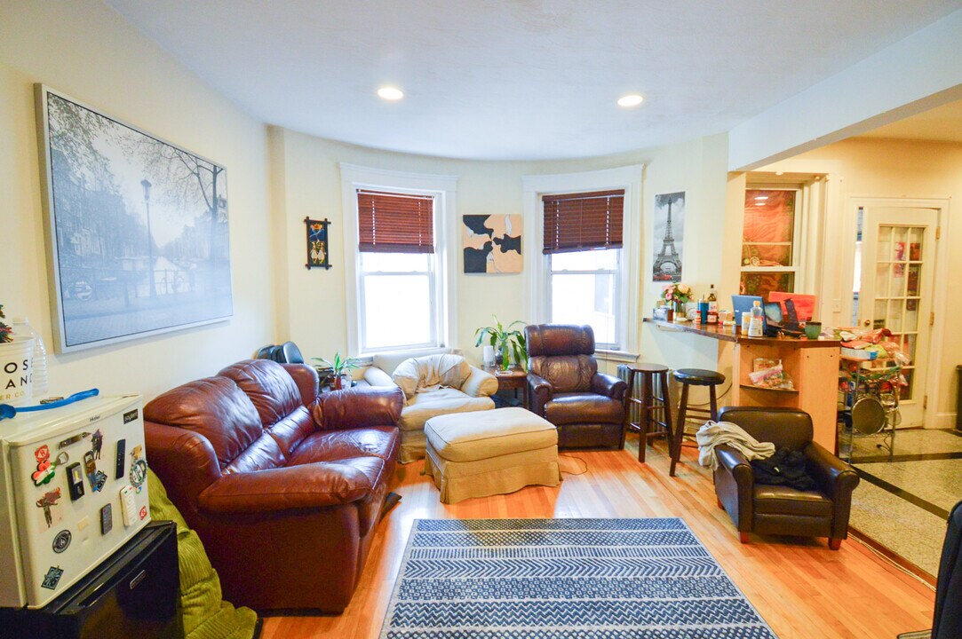 61 Babcock St, Unit 2nd floor in Brookline, MA - Building Photo