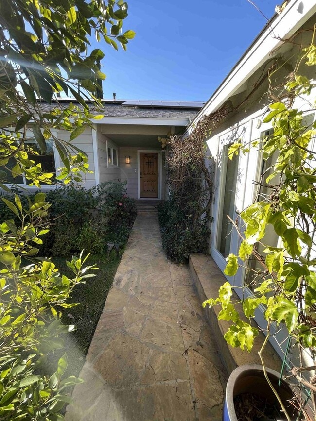 5735 Ostrom Ave in Los Angeles, CA - Building Photo - Building Photo