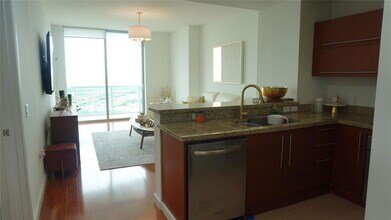 2681 N Flamingo Rd in Pembroke Pines, FL - Foto de edificio - Building Photo