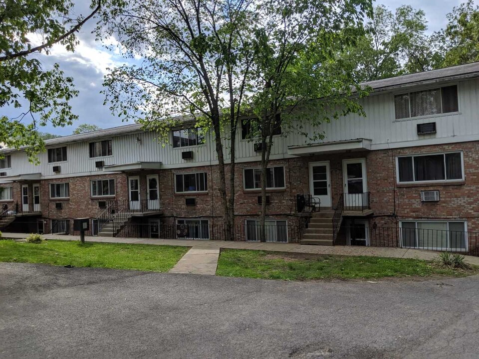 Greenock Manor in McKeesport, PA - Building Photo