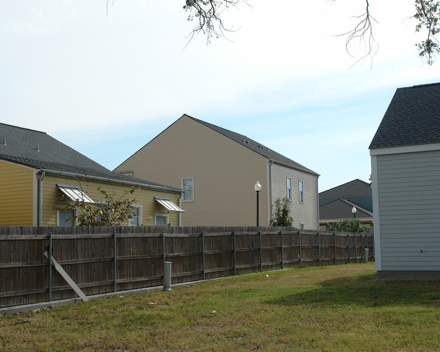 1930 E Annunciation St in New Orleans, LA - Building Photo