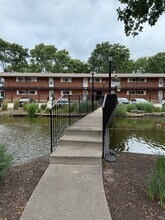 1810 W Hatherleigh Ct in Mount Prospect, IL - Building Photo - Building Photo