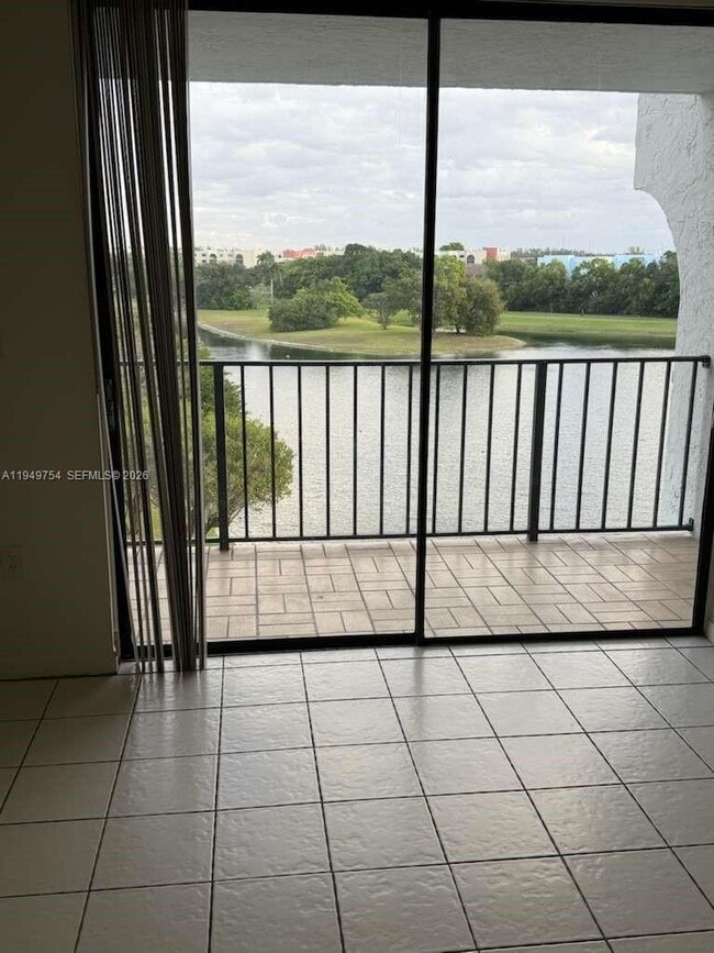 9688 Fontainebleau Blvd, Unit 605 in Miami, FL - Building Photo - Building Photo