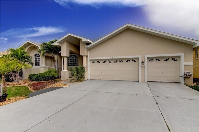 1421 Beach Club Ln in Apollo Beach, FL - Foto de edificio - Building Photo