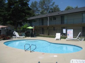 Hillcrest Apartments in Longview, WA - Building Photo - Building Photo