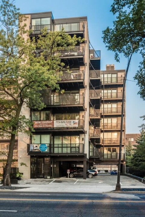 5910 N Sheridan Rd, Unit 403 in Chicago, IL - Building Photo