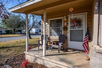 221 W Burton St in Sherman, TX - Building Photo - Building Photo