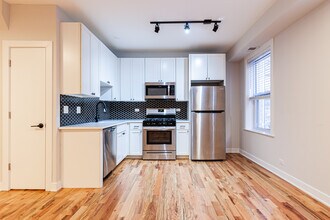 655 W Wrightwood Ave, Unit DS-213 in Chicago, IL - Building Photo - Building Photo