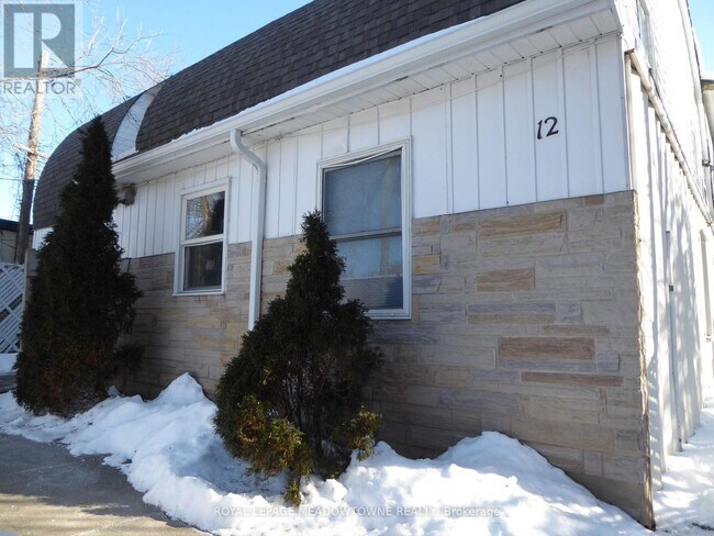 12 Wesleyan St in Halton Hills, ON - Building Photo - Building Photo