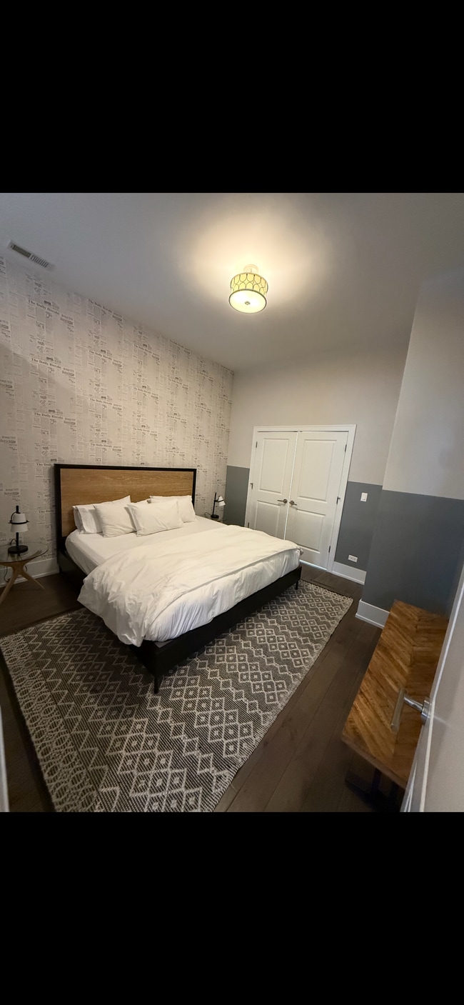 318 S Halsted St, Unit 203