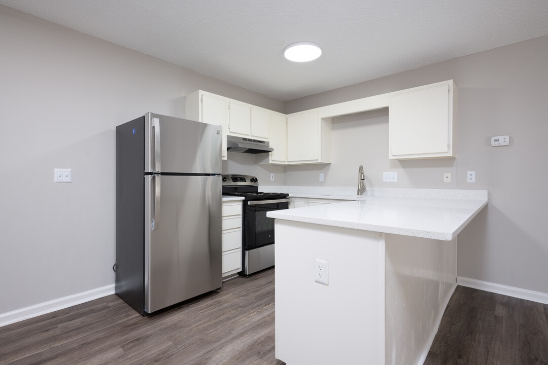 Cedar Trace in Greensboro, NC - Foto de edificio