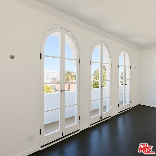 1201 N Crescent Heights Blvd in West Hollywood, CA - Building Photo - Building Photo