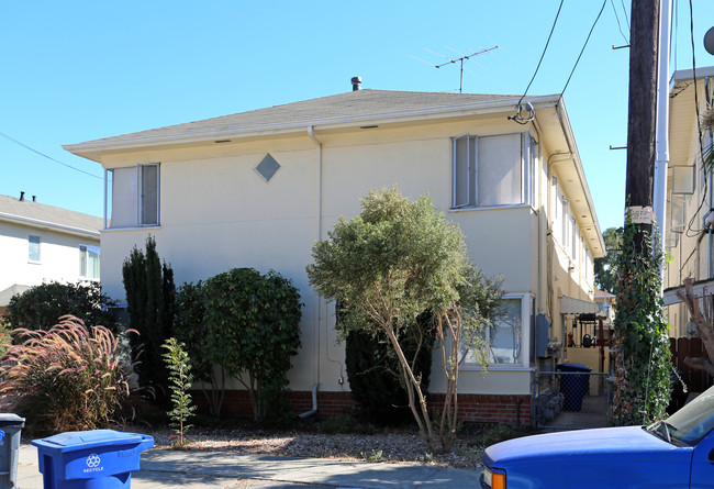 353-365 Chumalia St in San Leandro, CA - Building Photo - Building Photo