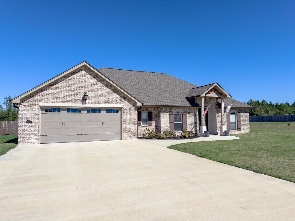 569 Abbey Rd in Caledonia, MS - Building Photo