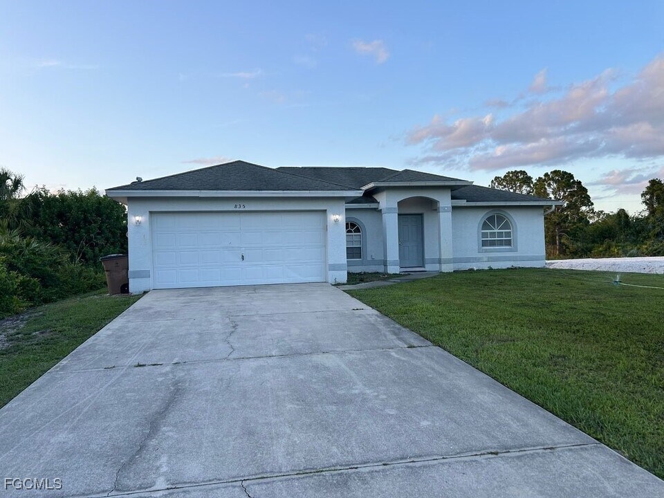835 Grant Blvd in Lehigh Acres, FL - Foto de edificio