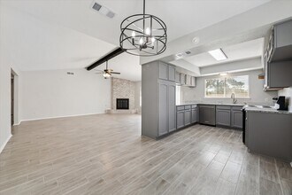 271 E Castle Harbour Dr in Friendswood, TX - Building Photo - Building Photo